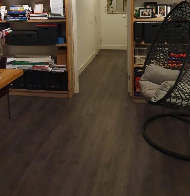 Sense GE35 | Wood Anthracite Rustic Oak | Click PVC Rigid | sfeerbeeld 1