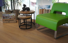 Hoe voorkom je dat een houtlook pvc vloer nep oogt?
