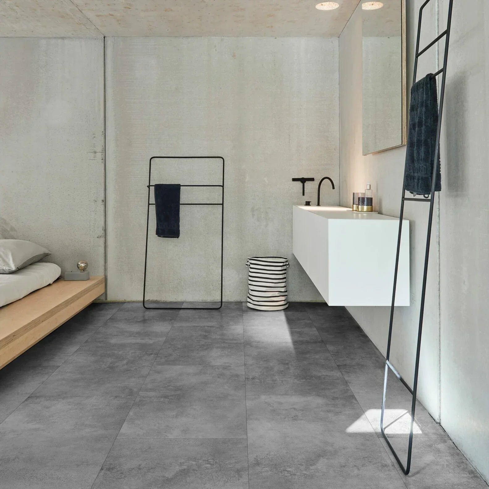 Waarom voelt betonlook pvc warmer aan dan echt beton?