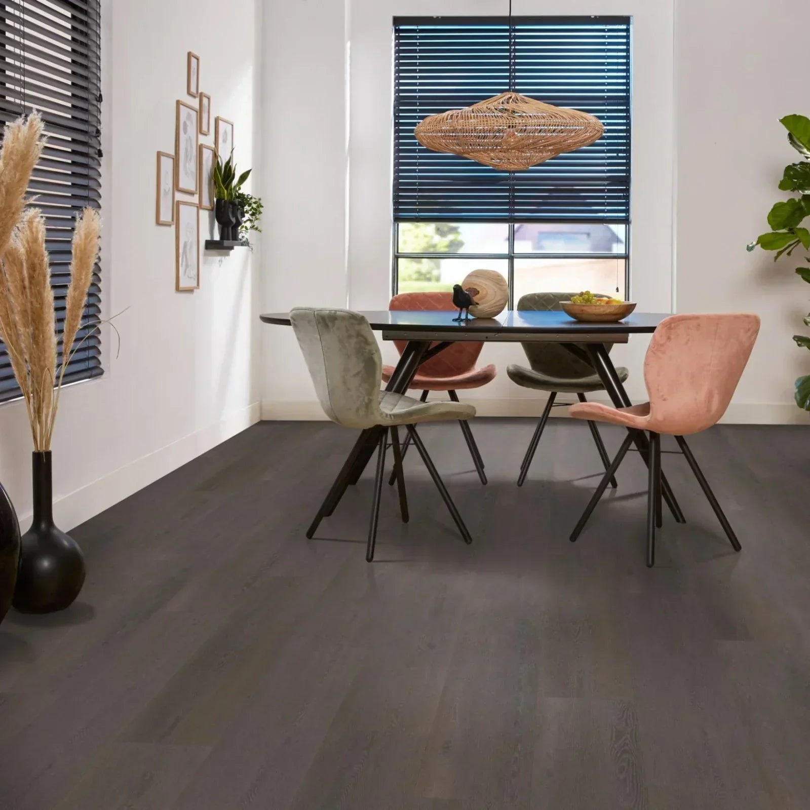 Zo combineer je je interieur met een donkere vloer (9 tips!)