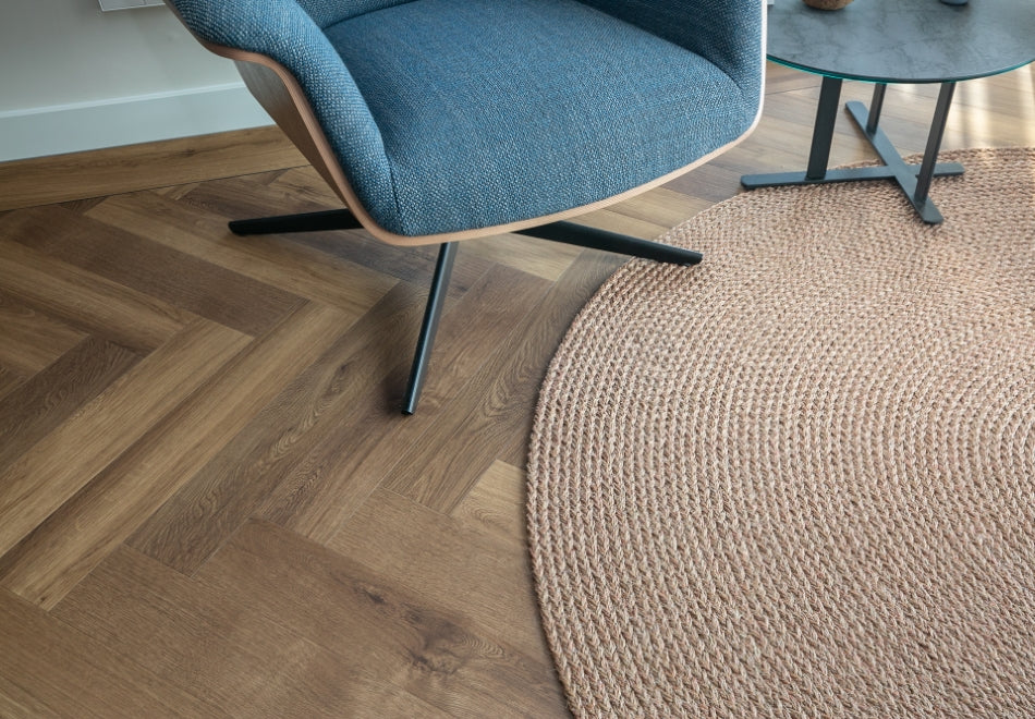 mFLOR 40813 Parva Broad Leaf Dark Sycamore | Visgraat PVC | Dryback | sfeerbeeld 2