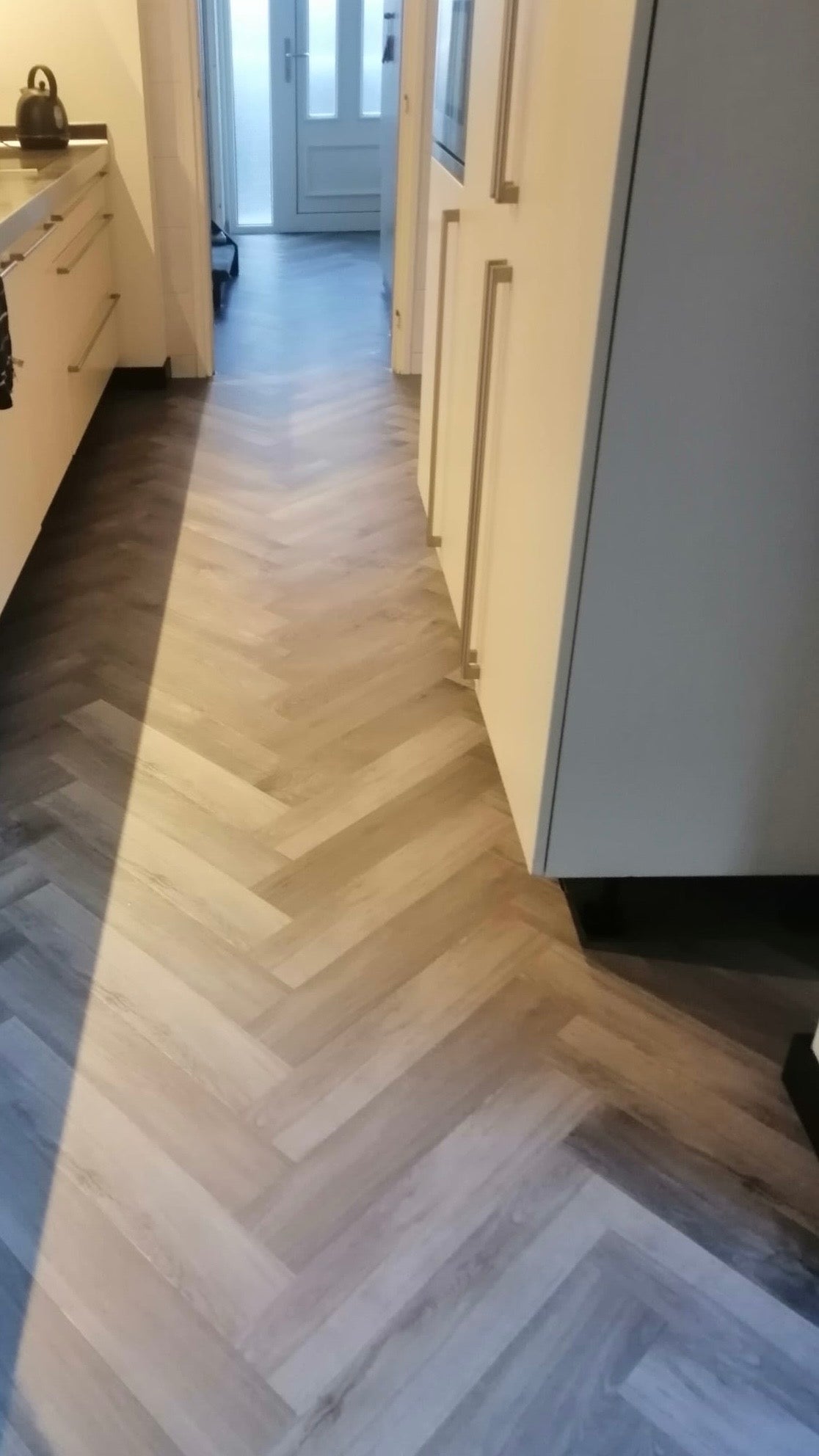 mFLOR 40828 Parva Broad Leaf Grey Sycamore | Visgraat PVC | Dryback | sfeerbeeld 2