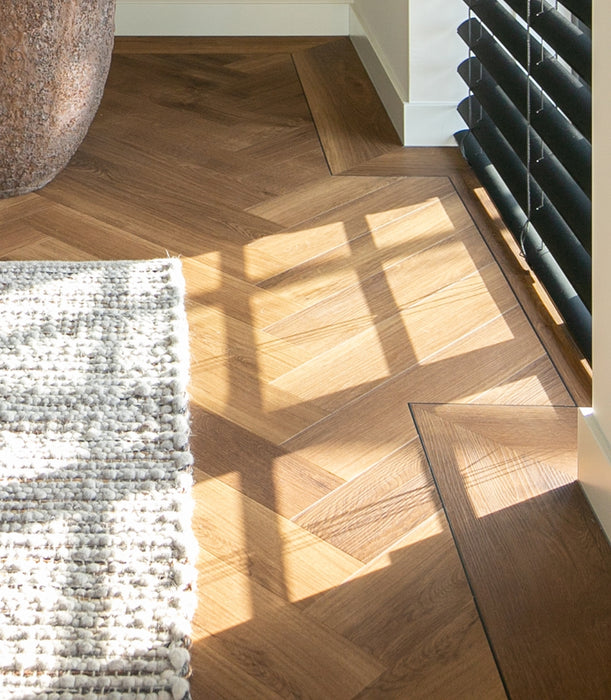 mFLOR 40813 Parva Broad Leaf Dark Sycamore | Visgraat PVC | Dryback