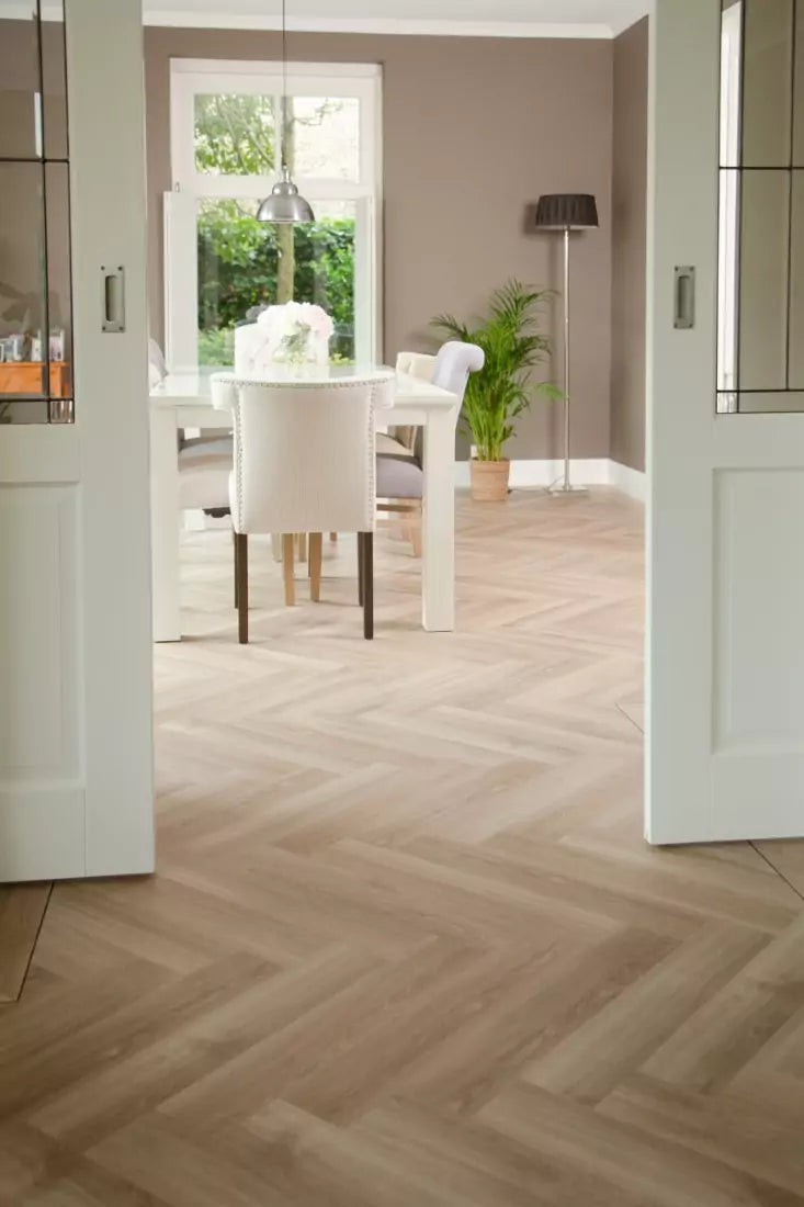 mFLOR Parva River Oak 41325 Douro | Visgraat PVC | Dryback | sfeerbeeld 2
