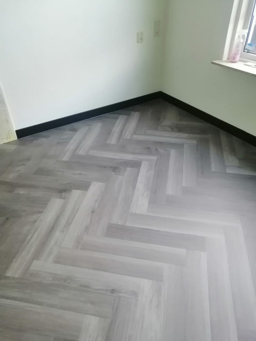 mFLOR 40828 Parva Broad Leaf Grey Sycamore | Visgraat PVC | Dryback