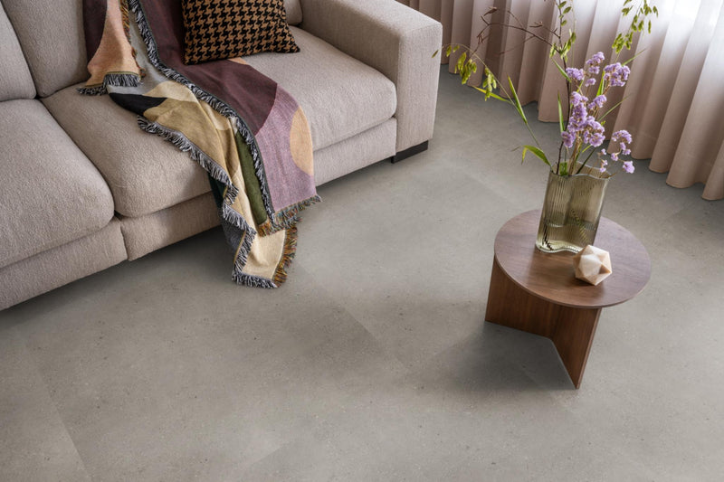 Staal van VT Wonen Composite XL Warm Grey | Tegel 90 x 90 Plak PVC