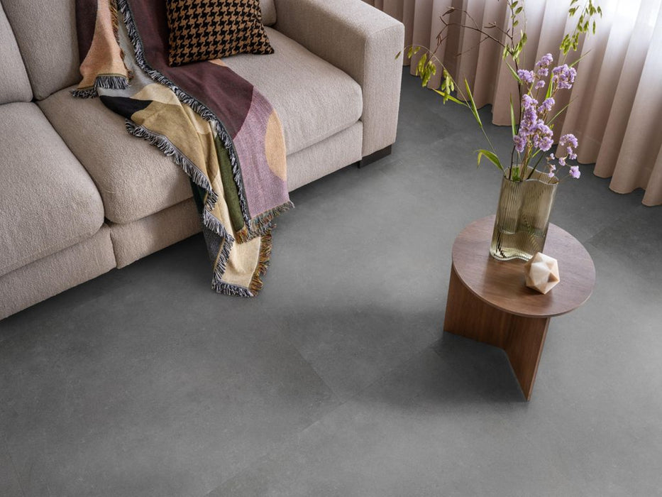 Sfeerbeeld Ambiant Sarino XL Dark grey | Tegel 90 x 90 Plak PVC dryback