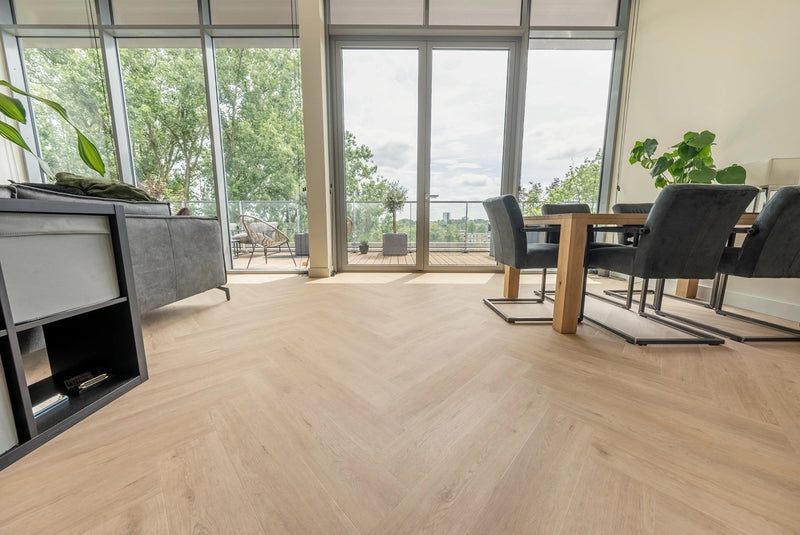 Staal van Floer Gaia Grijsbeige - Walvisgraat Click PVC
