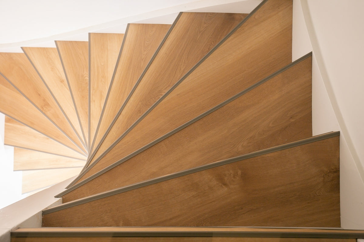 mFLOR 40822 Parva Broad Leaf Pure Sycamore | Visgraat PVC | Dryback | sfeerbeeld 2