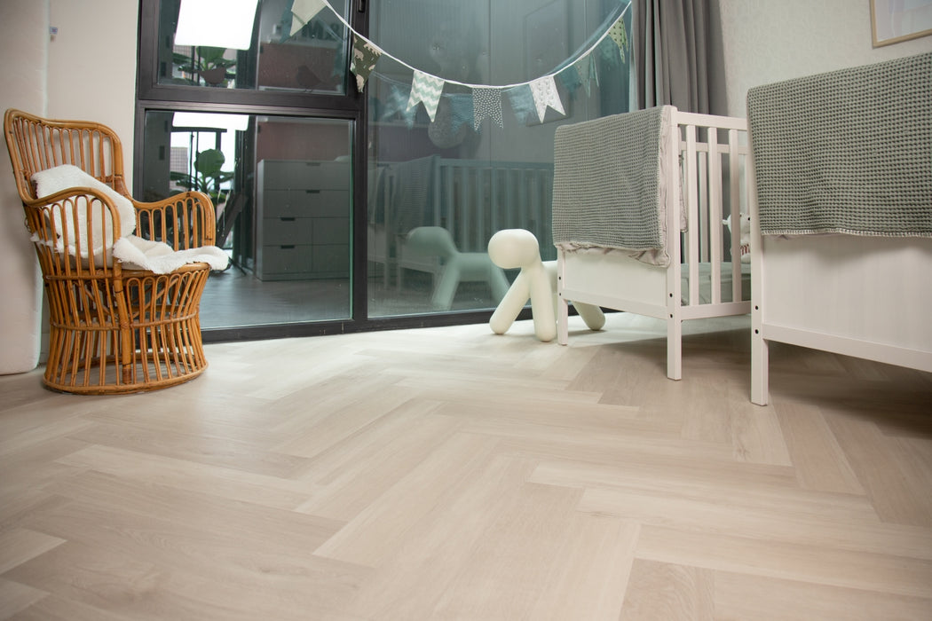 mFLOR 40810 Parva Broad Leaf Light Sycamore | Visgraat PVC | Dryback