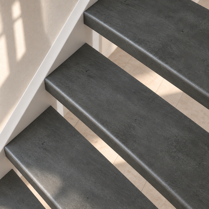 beton grijs traprenovatie, open trap, detail schuin van boven