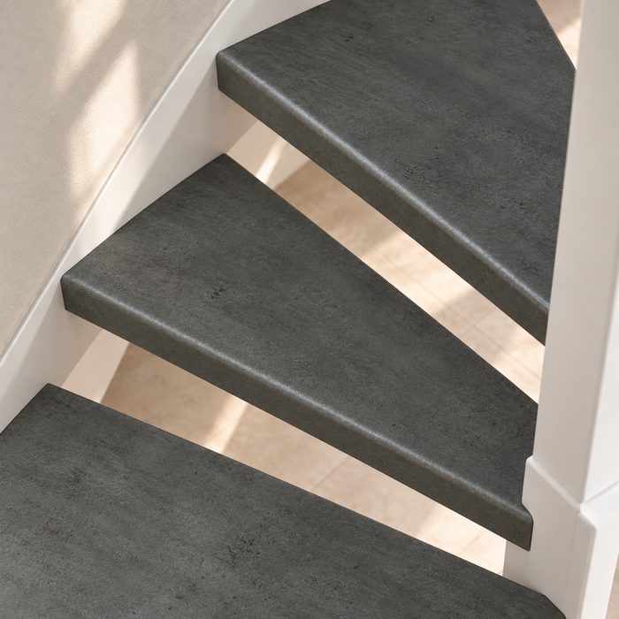 beton grijs traprenovatie, open trap, detail van de draai