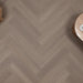 Vloerfoto Floer Greige Eiken - Visgraat Dryback Plak PVC