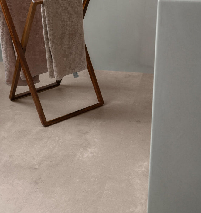 Vloerfoto Hebeta Beton Design 57217 - Tegel 90x45 - Rigid Klik PVC