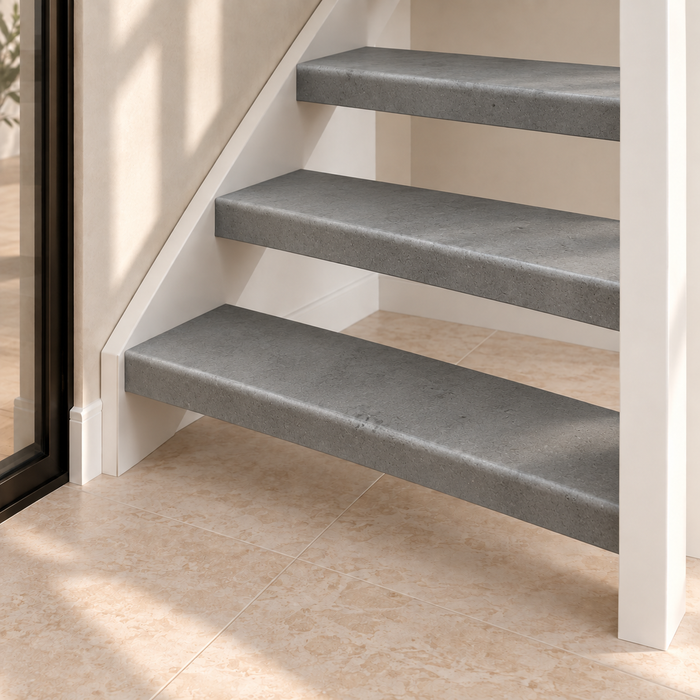 loft grijs traprenovatie, open trap, detail van de onderste treden