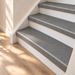 loft grijs traprenovatie, dichte trap met witte stootborden, detail van de onderste treden