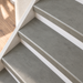 loft licht traprenovatie, dichte trap met witte stootborden, detail schuin van boven