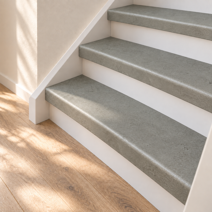 loft licht traprenovatie, dichte trap met witte stootborden, detail van de onderste treden
