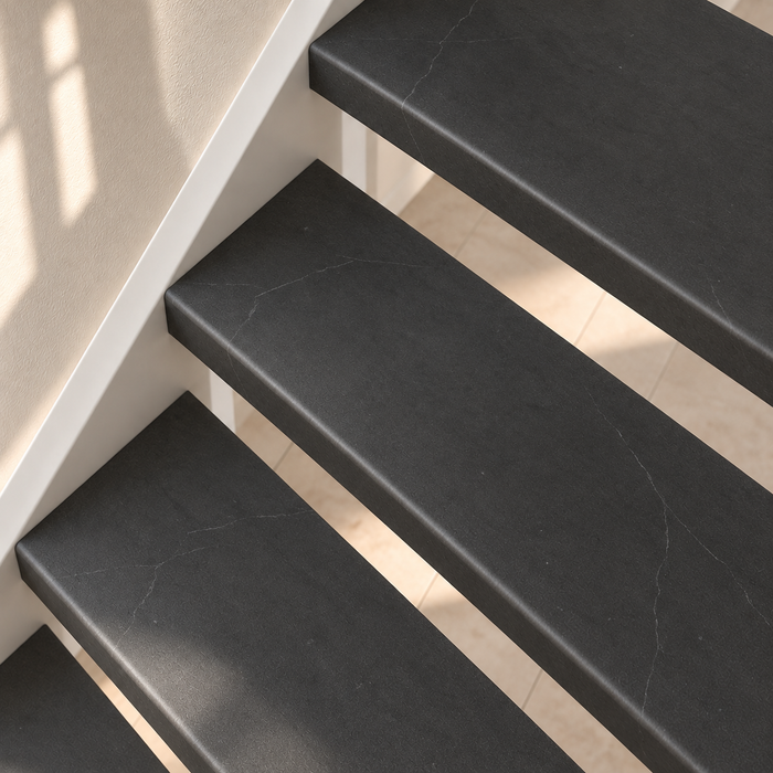 marmer traprenovatie, open trap, detail schuin van boven
