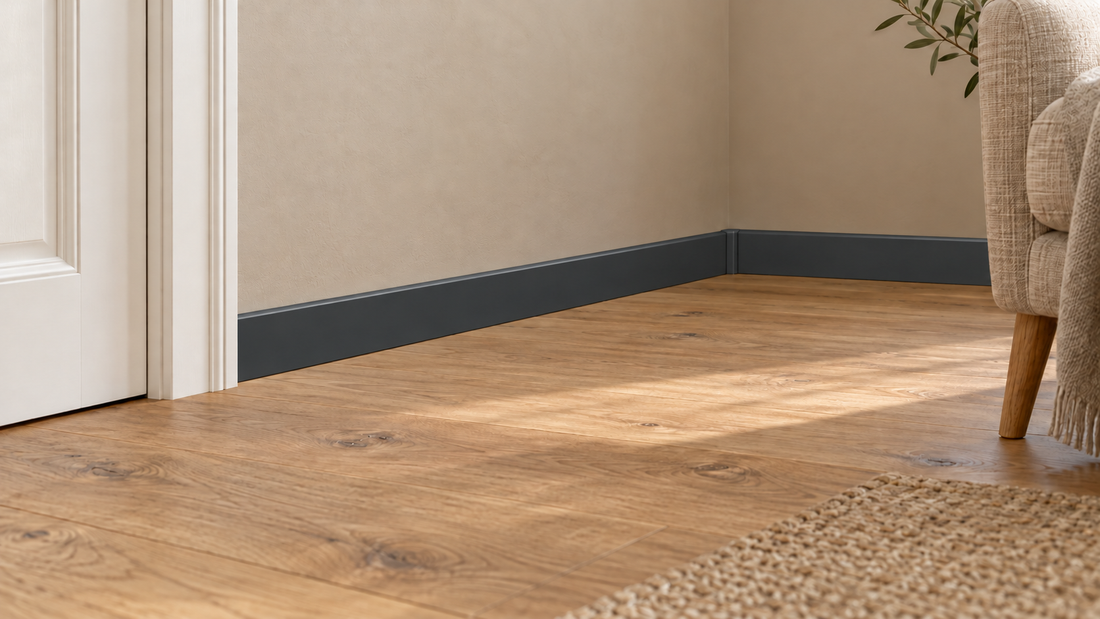 Moderne MDF plint 12 × 70 mm in RAL 7016 in een interieur