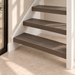 urbino warm eik traprenovatie, open trap, detail van de onderste treden